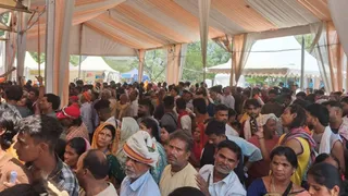 ट्रांजिट कैंप में पंजीकरण के लिए कतार में लगे यात्री। जागरण