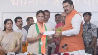 रितु जायसवाल को भाजपा की सदस्यता दिलाते प्रदेश अध्यक्ष संजय सरावगी। वीडियो ग्रैब