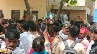 एसएससी जीडी परीक्षा के दौरान मंगलवार को प्रयागराज के अंदावा परीक्षा केंद्र के बाहर हंगामा करते परीक्षार्थी। जागरण