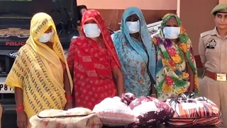 चोरी की साड़ियों के साथ पकड़ी गईं महिलाएं।