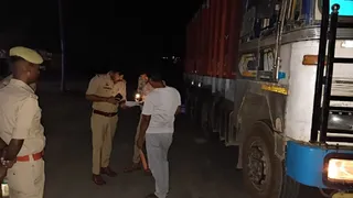प्रयागराज में अवैध खनन और परिवहन करने वाले वाहनों की जांच कर कार्रवाई करते डीसीपी यमुनानगर विवेक यादव। जागरण