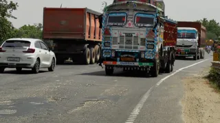 बटाने पुल पर भारी वाहनों की एंट्री बैन। फोटो जागरण