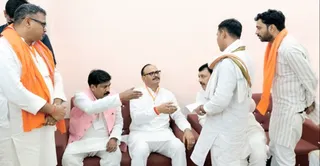 राठ पहुंचे डिप्टी सीएम ब्रजेश पाठक से मिलते भाजयुमो जिलाध्यक्ष आकाश त्रिपाठी व भाजपा नेता शिवेंद्र सिंह (दाएं से)। सौजन्य भाजपा नेता