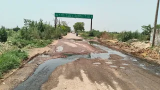 बागपत के कुरड़ी गांव में सड़क पर बने गड्ढों में बहता गंदा पानी। जागरण