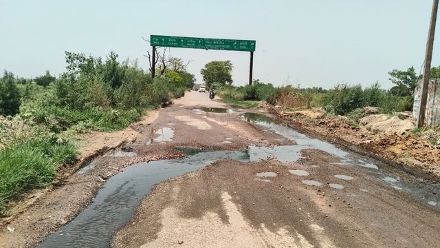 बागपत में गंदे पानी की निकासी नहीं होने से सड़क गड्ढों में तब्दील, दोपहिया वाहन चालक हो रहे चोटिल