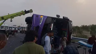 लखनऊ एक्सप्रेसवे पर पलटी बस।