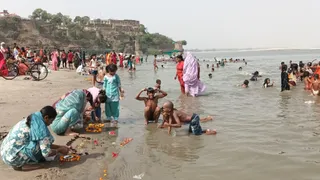 गंगा दशहरा पर चुनार के घाटों पर उमड़ी आस्था की लहर, श्रद्धालुओं ने लगाई पुण्य की डुबकी।