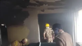 सूचना मिलते ही दमकल विभाग की टीम पहुंची और आग पर काबू पा लिया। किसी के हताहत होने की खबर नहीं है। वीडियो ग्रैब