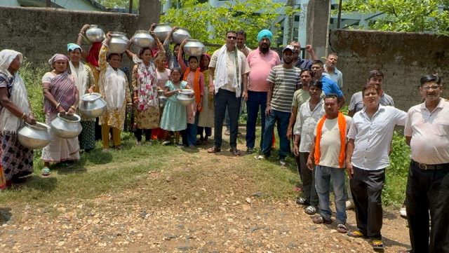 जमशेदपुर में पानी के लिए त्राहिमाम! 48 घंटे से सप्लाई ठप, हांडी-डेगची लेकर सड़क पर उतरे 1.5 लाख लोग
