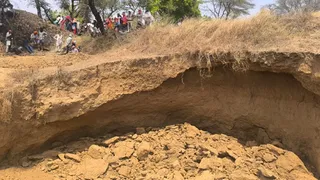 कुएं के मलबे में दबे मजदूर।