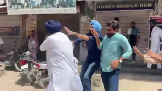 गिद्दड़बाहा में भिड़ते हुए आप व अकाली कार्यकर्ता।