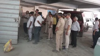 कॉलेज की लाइब्रेरी भवन के नीचे लगे सोलर पैनल की बैटरियों में शॉर्ट सर्किट के कारण लगी आग।