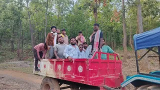 मिठाईझरना गांव का हाल जानने ट्रैक्टर पर सवार होकर जाते विधायक संजीव सरदार।