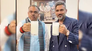 BJP नेता से मिले Yo Yo हनी सिंह। फोटो एक्स