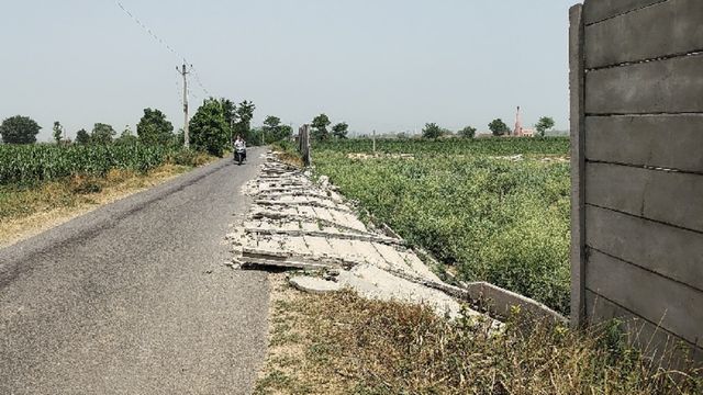 हादसे का सबब न बन जाए पुसार-बरनावा मार्ग पर टूटी पड़ी बाउंड्री वाल... जिम्मेदार नहीं दे रहे ध्यान