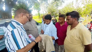 संभल के गांव मुजाहिदपुर में नक्शा देखते राजस्व कर्मचारी। जागरण