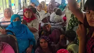 बस के पूरे हिस्से में नीचे ठूंस-ठूंस कर बैठे मिले यात्री। जागरण