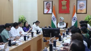 बुनियादी ढांचागत परियोजनाओं को लेकर डीडीए अधिकारियों और दिल्ली के सांसदों के साथ बैठक करते एलजी टीएस संधू। सौजन्य : लोकनिवास