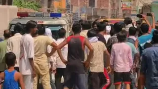जमशेदपुर के कपाली में गाेवंश की जांच करने पहुंचे गोसेवकों का विरोध करते स्थानीय लोग।