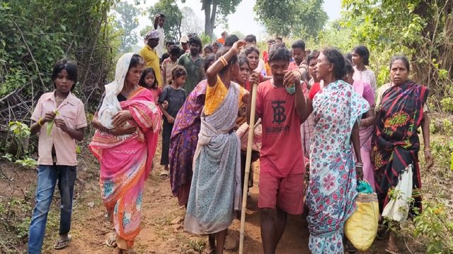 झारखंड के पीरटांड में ‘खाट वाली हेल्थ सर्विस’! सड़क के अभाव में गर्भवती को पैदल ढोना पड़ा
