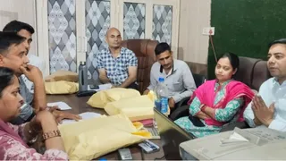 33 वोट गायब होने के मामले में अधिकारियों के समक्ष अपना विरोध जताते प्रत्याशी। जागरण