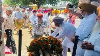 एएसआई जोगा सिंह को नमन करते हुए स्थानीय लोग व अधिकारी।