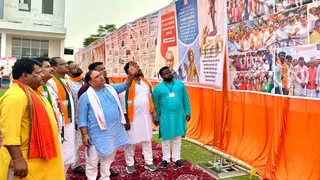धनबाद में प्रशिक्षण शिविर के दौरान प्रदर्शनी का अवलोकन करते झारखंड भाजपा के संगठन महामंत्री कर्मवीर सिंह और अन्य। (फोटो: सौजन्य)