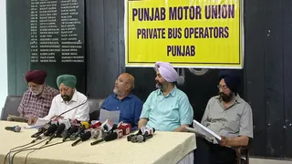 पंजाब मोटर यूनियन के पदाधिकारी मीडिया से बातचीत करते हुए।