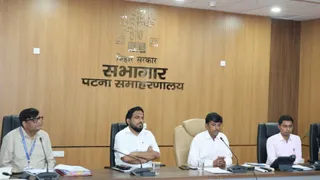 बैठक करते जिलाधिकारी डा. त्यागराजन एसएम। सौ. जिला प्रशासन