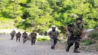 एलओसी से सटे पुंछ में चप्पे-चप्पे पर नज़र, हर वाहन की जांच और राहगीरों की पहचान हुई अनिवार्य।