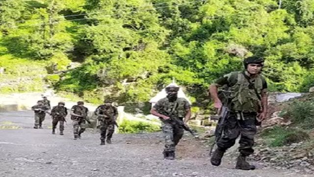 राजौरी मुठभेड़ के बाद पुंछ में ईद से पहले हाई अलर्ट, ग्रामीण मार्गों पर गश्त तेज और दस्तावेजों की बारीक जांच शुरू
