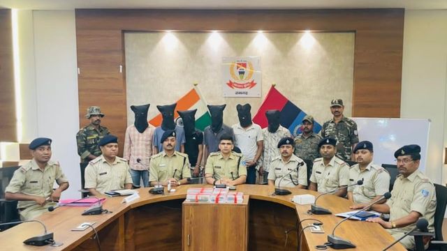 रामगढ़ में राहुल दुबे गिरोह के सात अपराधी गिरफ्तार, हथियार और कारतूस बरामद
