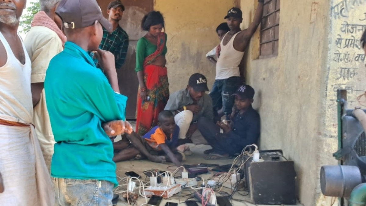 दरभंगा के तारडीह में 40 घंटे से बिजली गुल, पढ़ाई ठप,  20 रुपये में मोबाइल चार्जिंग
