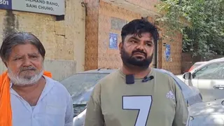 घटना की जानकारी देते हुए पीड़ित के पारिवारिक सदस्य।