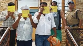 उत्तर प्रदेश के चार यात्री गिरफ्तार किए गए हैं।