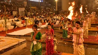 दशाश्वमेध घाट की दिव्य आरती में उमड़ा जनसैलाब।