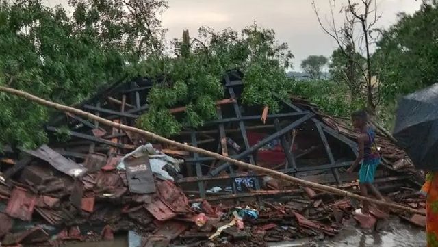 Weather Update: बहरागोड़ा में आंधी-तूफान का कहर; चित्रेश्वर में 72 घंटे से बिजली ठप, जनजीवन बेपटरी
