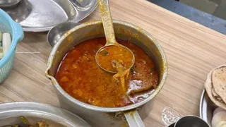 बीएचयू डालमिया हॉस्टल में खाने में छिपकली मिलने पर छात्रों ने किया प्रदर्शन।