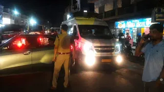 श्रीनगर में रोके गए बदरीनाथ और केदारनाथ जा रहे वाहन।