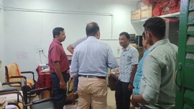 Odisha Vigilance Raid: क्योंझर के चंपुआ में धान खरीद के नाम पर मांगी रिश्वत, विजिलेंस ने जाल बिछाकर ACSO को दबोचा
