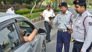दिल्ली ट्रैफिक पुलिस नई दिल्ली में वेरिएबल मैसेज साइन (वीएमएस) बोर्ड्स को अपग्रेड कर रही है।