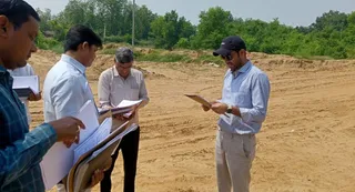 निर्माणाधीन एआरटीओ भवन पहुंचे डीएम। जागरण