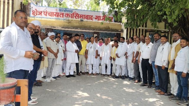 योगी सरकार के फैसले से गाजीपुर के ग्राम प्रधानों में खुशी की लहर, मिठाई बांट जताया आभार
