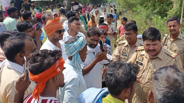 गाजीपुर में बंद स्कूल में मिला लापता किशोर का शव, परिजनों ने हत्या के आरोप में सड़क पर लगाया जाम
