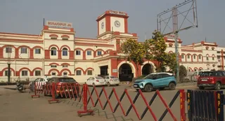 जनरल टिकट के सभी दसों काउंटरों पर लगा 'टाक बैक' साउंड सिस्टम। जागरण