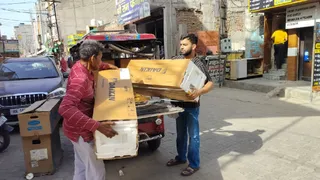 भीषण गर्मी के बीच एसी की मांग भी बढ़ गई है (जागरण फोटो)