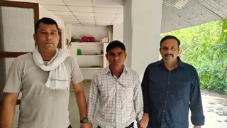लोकायुक्त् टीम की गिरफ्त में आरोपित आत्माराम सोलंकी (मध्य में)