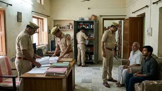 17 करोड़ के टैक्स चोरी में पुलिस ने आरोपित के घर दी दबिश। AI जेनेरेटेड फोटो