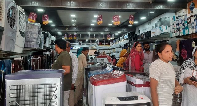 चरखी दादरी में पारा 45 डिग्री पार, भीषण गर्मी के बीच एसी, कूलर और पंखों की बिक्री में 20-30% का उछाल
