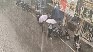 ओलावृष्टि और गरज के साथ हुई जमकर हुई बारिश।